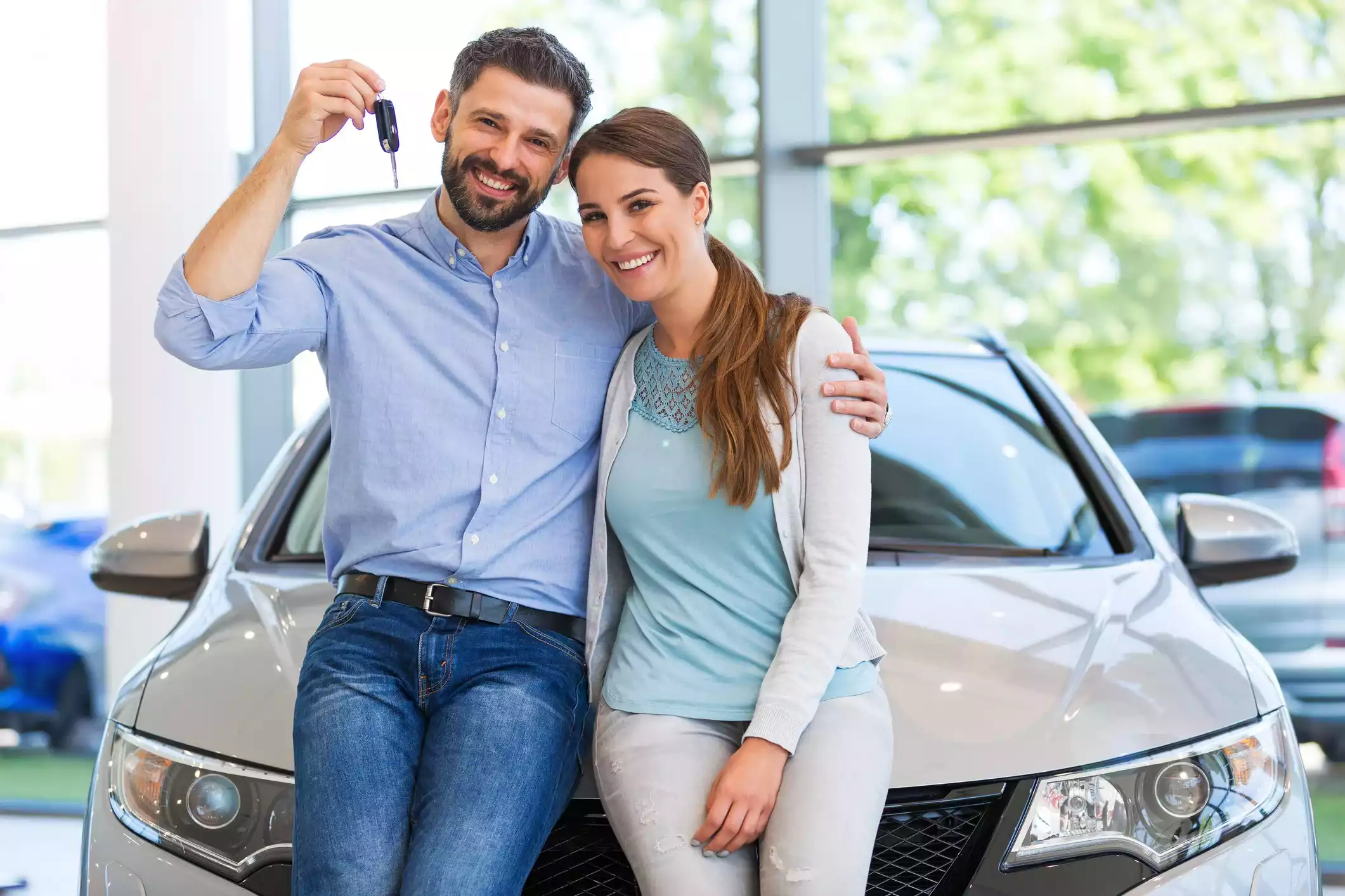 Ludzie kupują auto w kredycie samochodowym